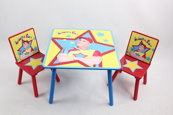 שולחן עץ עם שני כסאות יובל המבולבל 3